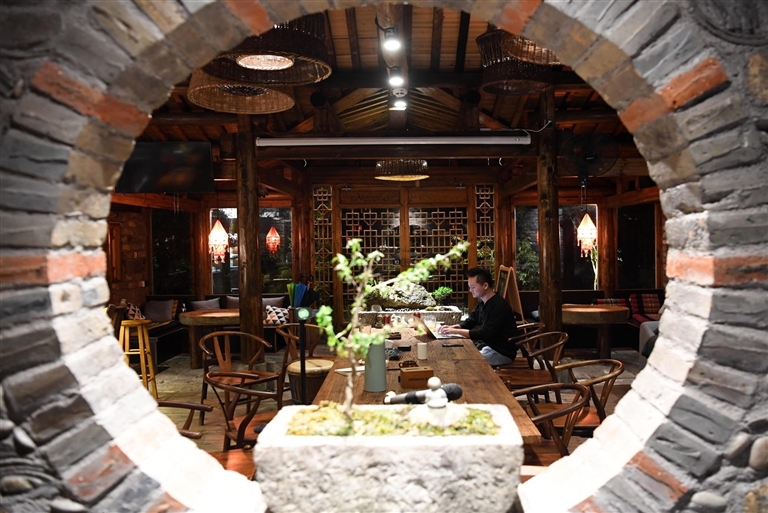 徽州区西溪南镇依托当地徽州古村落及生态环境资源,着力打造民宿集聚