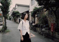 刘雯日本游玩照,白衬衫加长裙,不愧