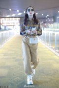 孟美岐墨镜遮面配红唇气场强 格纹衫配