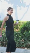 街拍:小姑娘校服穿出时尚感,校服外