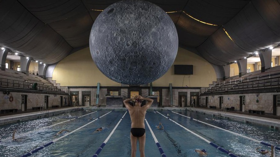 艺术家打造“月球博物馆”泳池 让你边游泳边“赏月”