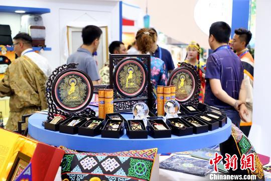 图为青海省展区展出的文创产品。　张道正 摄