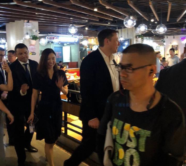 网友拍到特斯拉CEO马斯克光临北京包子铺 本人亲