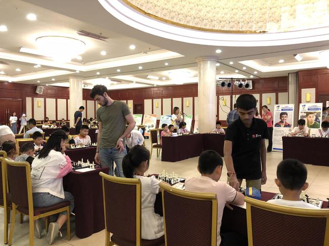 外国棋手与中国爱好者对弈