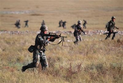 砺剑天山 新疆军区某师组织合成营实兵对抗演习