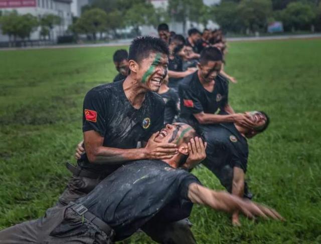 张张是大片！这场雨中练兵太酷了~