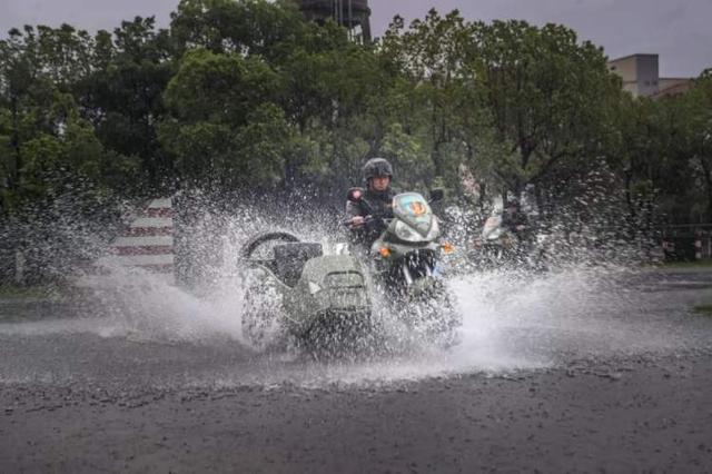 张张是大片！这场雨中练兵太酷了~