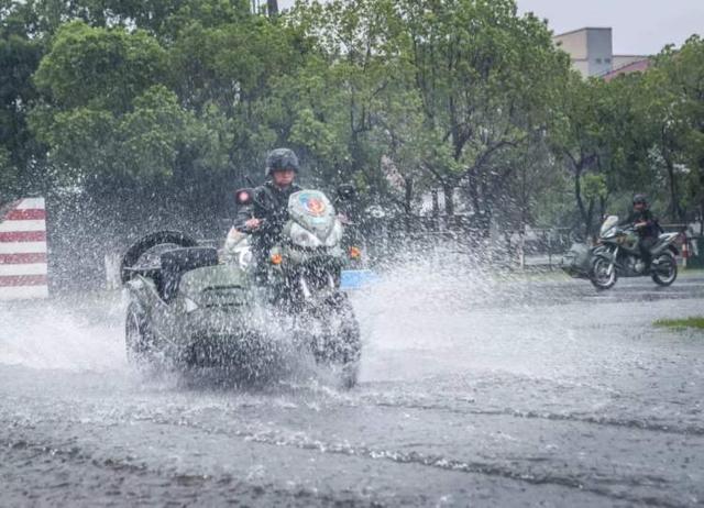 张张是大片！这场雨中练兵太酷了~