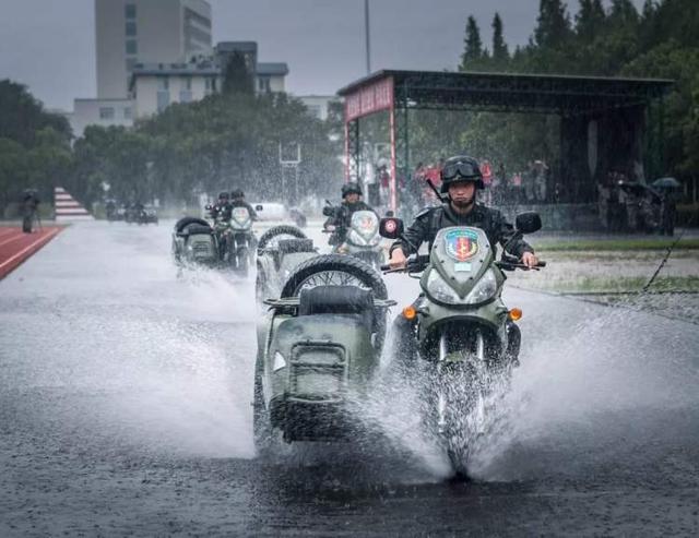 张张是大片！这场雨中练兵太酷了~