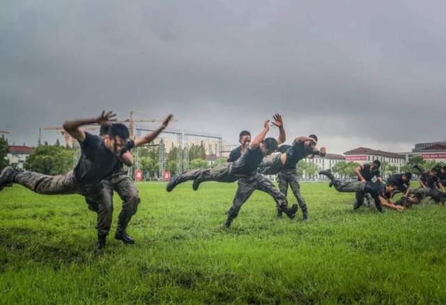 张张是大片！这场雨中练兵太酷了~