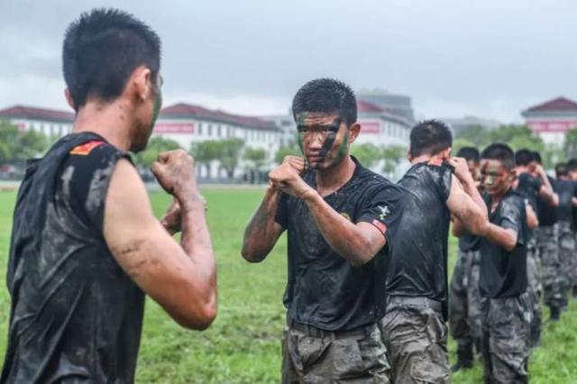 张张是大片！这场雨中练兵太酷了~