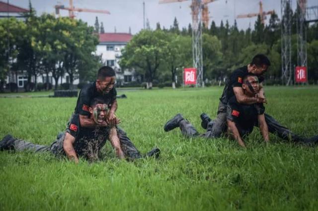 张张是大片！这场雨中练兵太酷了~