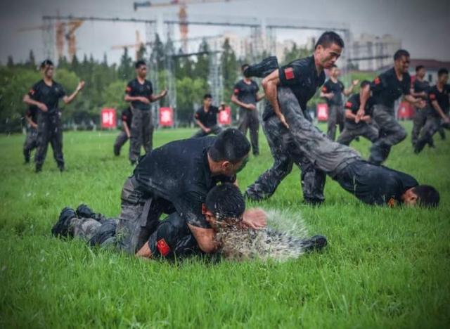 张张是大片！这场雨中练兵太酷了~