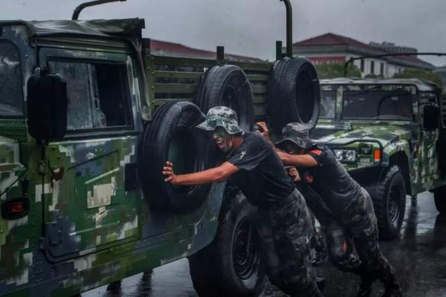 张张是大片！这场雨中练兵太酷了~