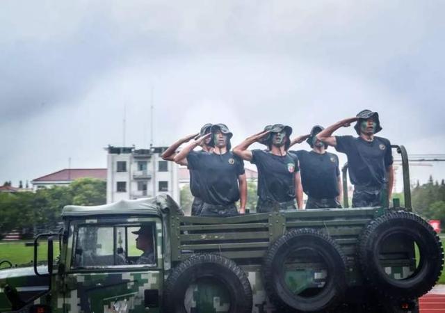 张张是大片！这场雨中练兵太酷了~