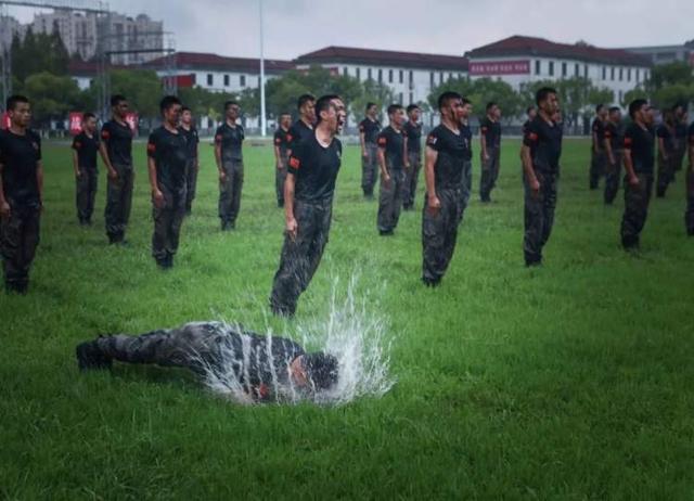 张张是大片！这场雨中练兵太酷了~