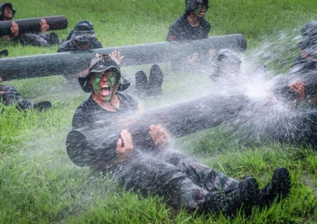 张张是大片！这场雨中练兵太酷了~