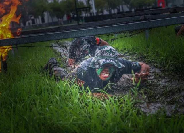 张张是大片！这场雨中练兵太酷了~