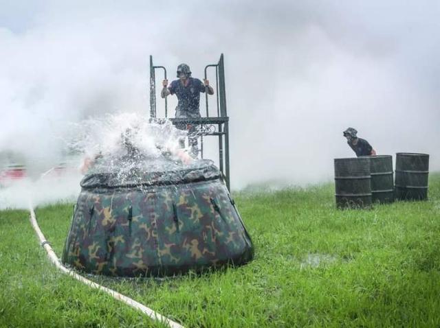 张张是大片！这场雨中练兵太酷了~