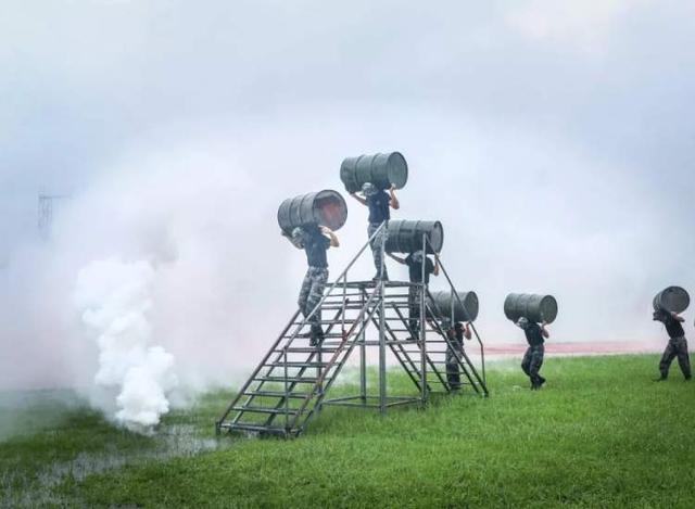 张张是大片！这场雨中练兵太酷了~