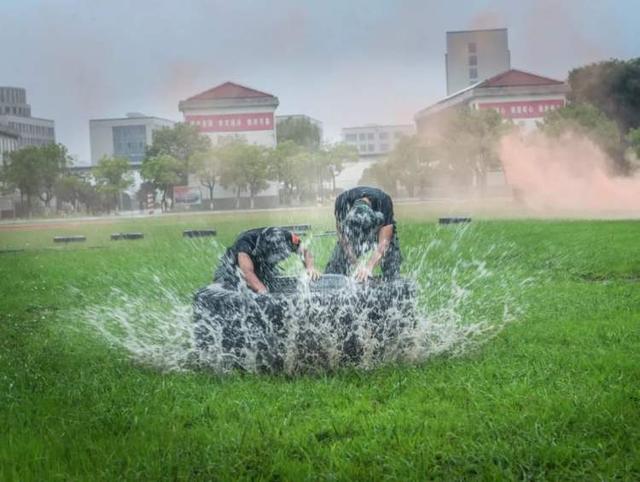 张张是大片！这场雨中练兵太酷了~