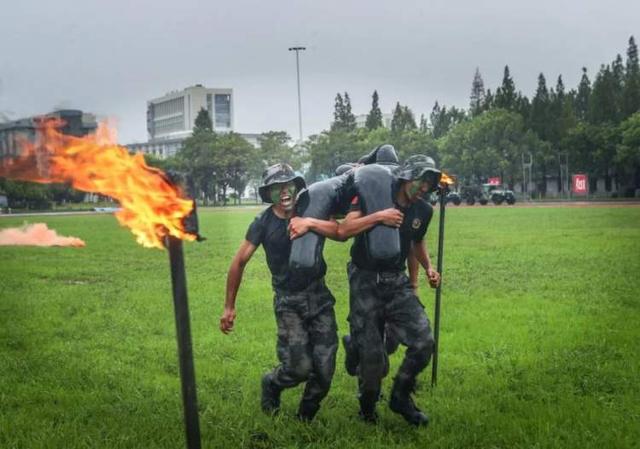 张张是大片！这场雨中练兵太酷了~