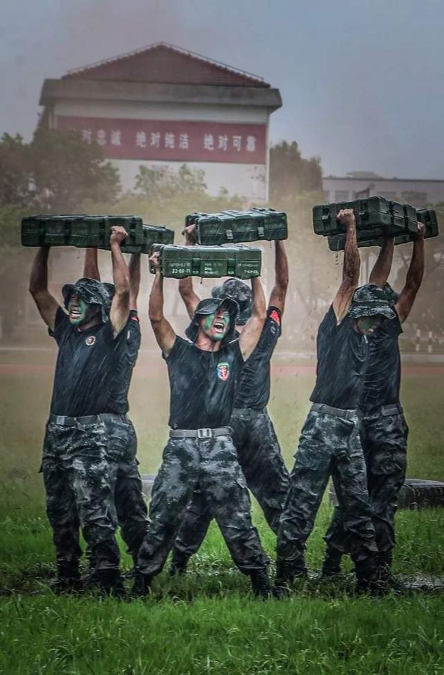 张张是大片！这场雨中练兵太酷了~