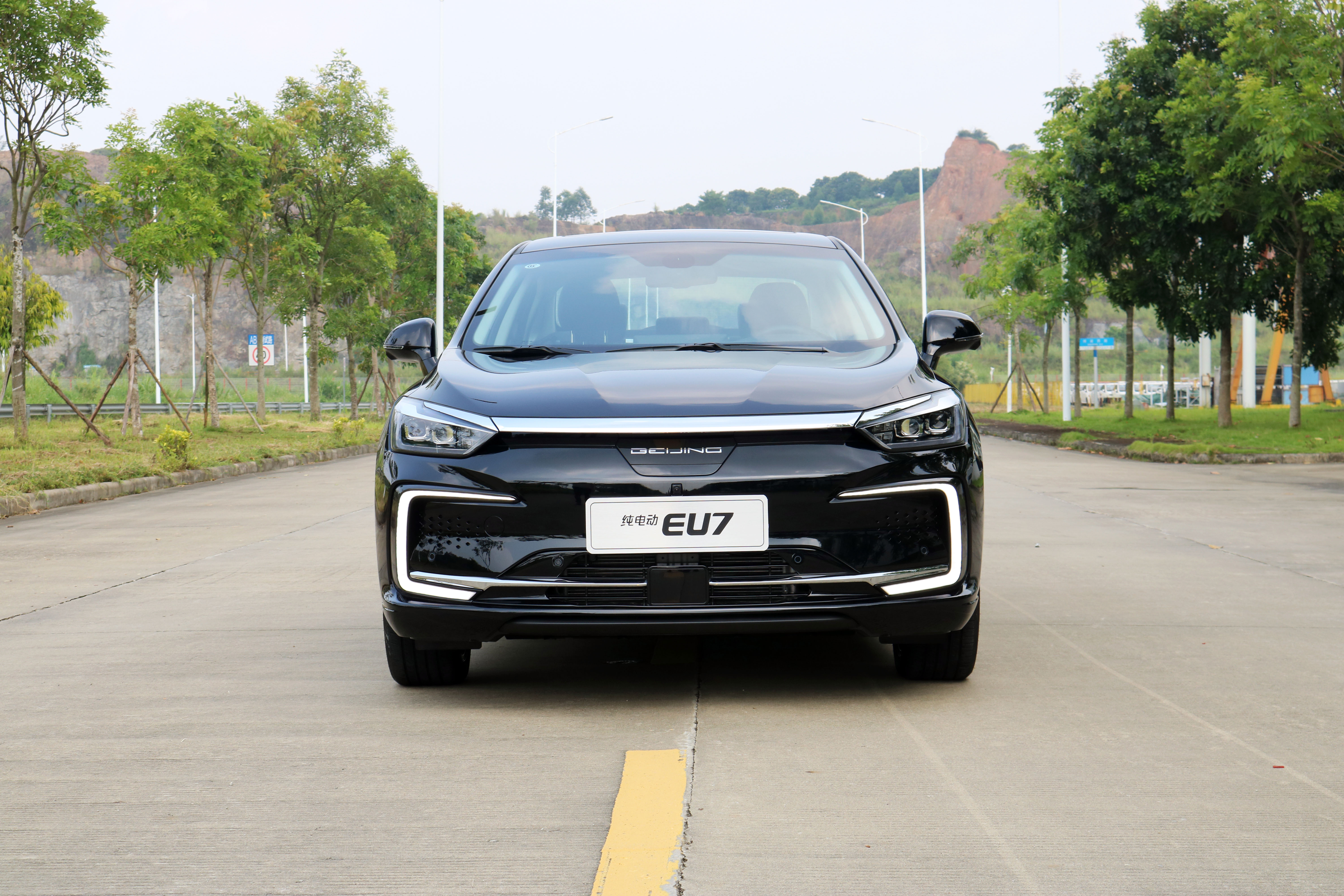 将于10月份上市 北京汽车EU7正式下线