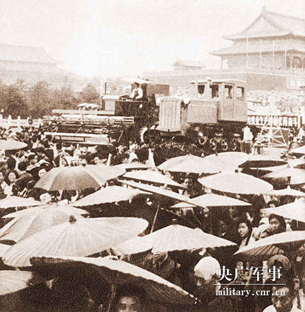 1956年国庆阅兵：新中国唯一一次雨中受阅