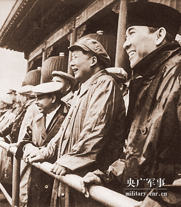 1956年国庆阅兵：新中国唯一一次雨中受阅