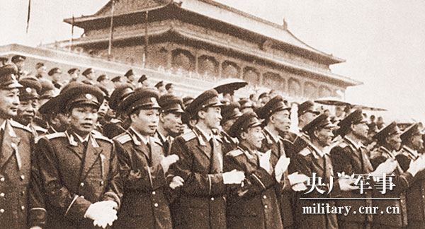 1956年国庆阅兵：新中国唯一一次雨中受阅