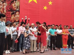 七城联动万人“快闪”合唱《我和我的