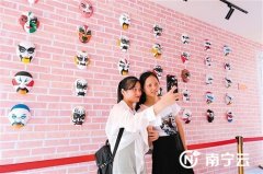 中秋南寧公園景區游人如織市民游玩過