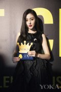 穿Simone Rocha的薄纱蕾丝仙女