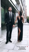 长腿恋人!克莱陪女友漫步伦敦 对视太