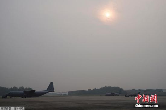 当地时间9月19日，马来西亚空军人员在梳邦的一个空军基地准备对吉隆坡上空进行人工增云降雨作业，以应对雾霾天气。