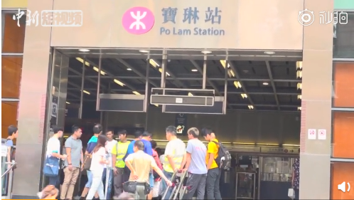 示威者严重毁坏港铁站 售票机被砸市民买票排长龙