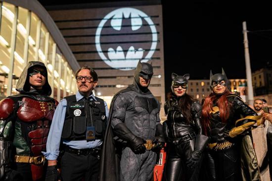 DC为庆祝《蝙蝠侠》80周年 在全球13城市亮起蝙蝠灯