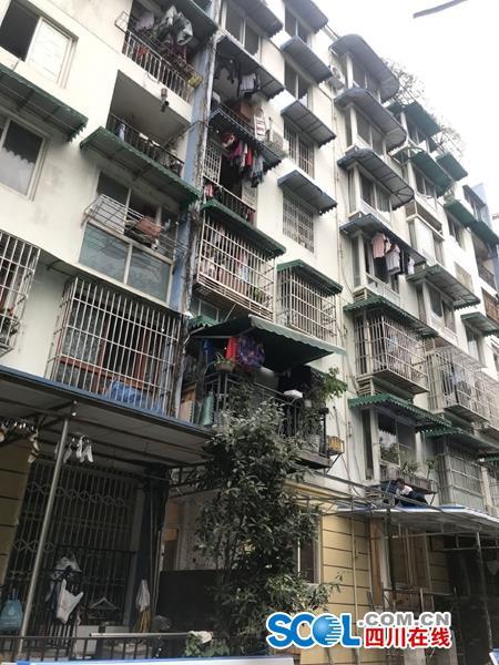 小区住户私自搭建钢结构阳台？官方回复