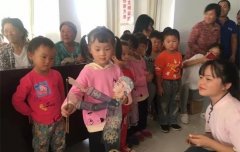 山东省五莲县举行文化惠民皮影巡回演