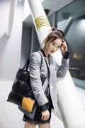 组图:袁姗姗西装外套搭短裙秀美腿 对