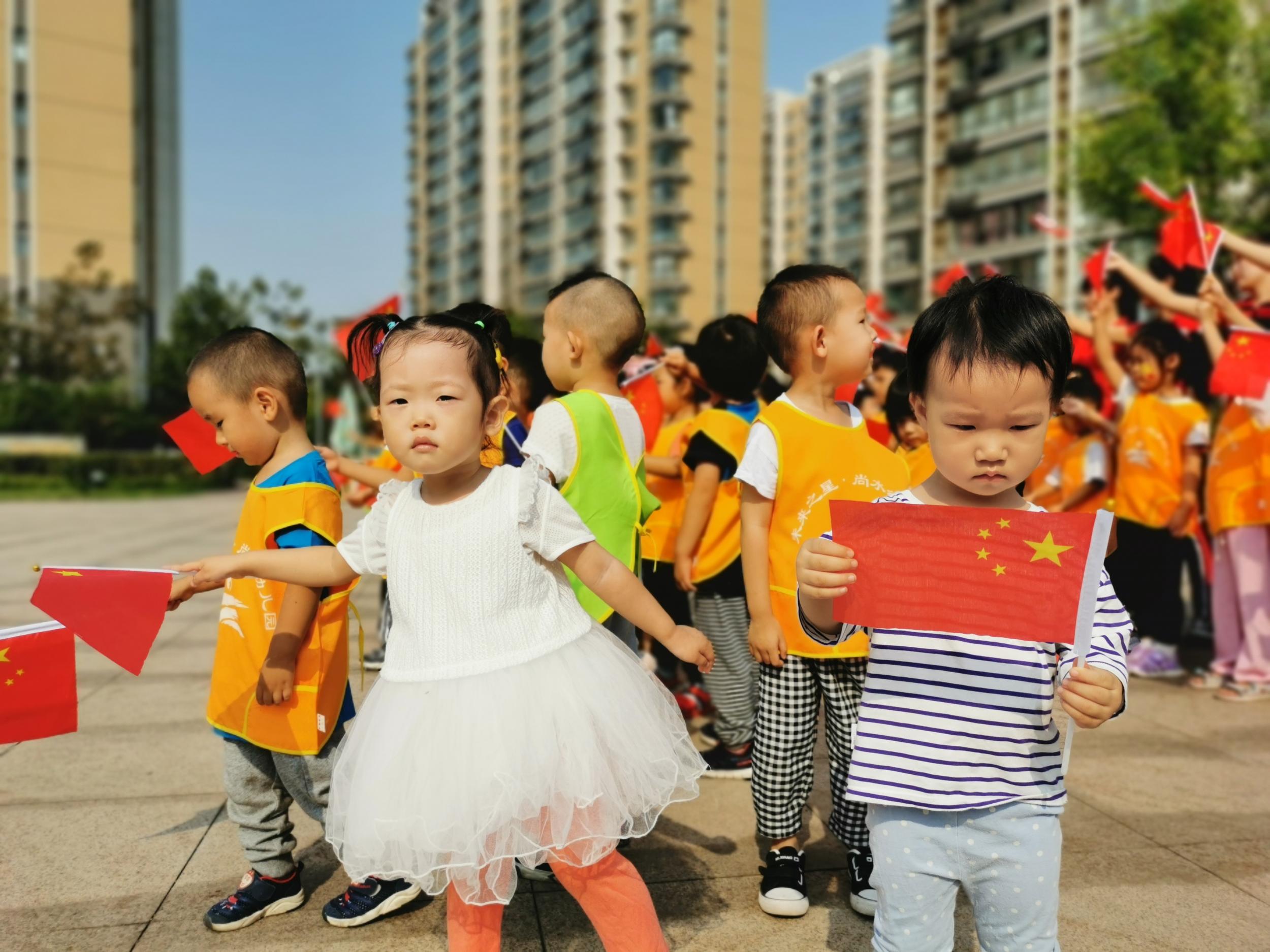 国旗飘飘 喜迎国庆 石家庄尚水幼儿园师生共同歌唱祖国