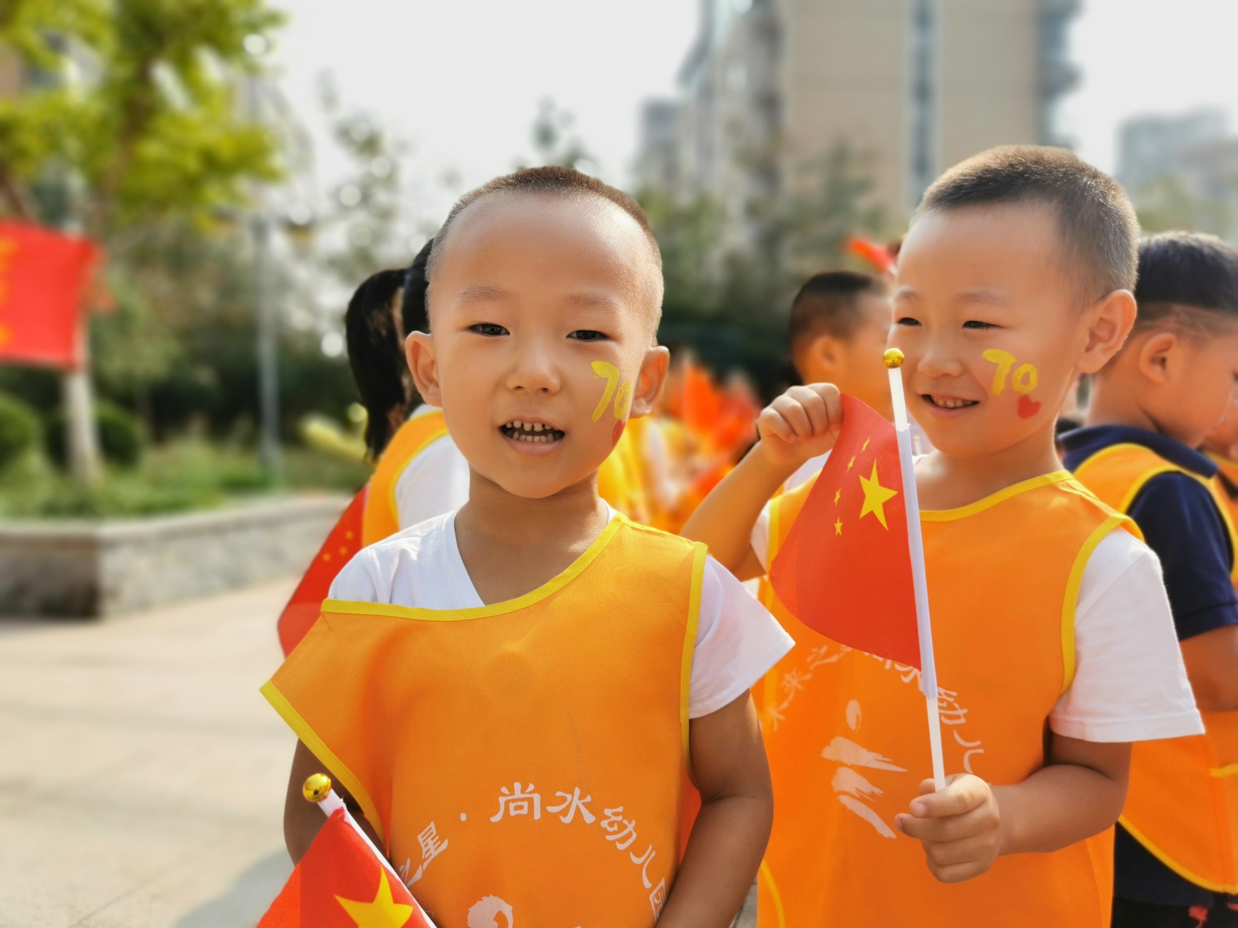 国旗飘飘 喜迎国庆 石家庄尚水幼儿园师生共同歌唱祖国