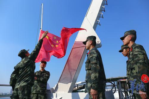 中国海警在甲板举行升旗仪式 排成70献礼祖国