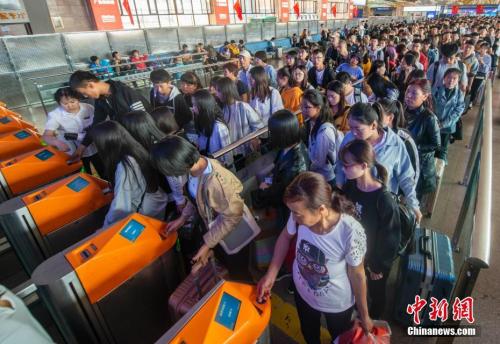 国庆假期多地铁路迎来客流高峰。中新社记者 武俊杰 摄