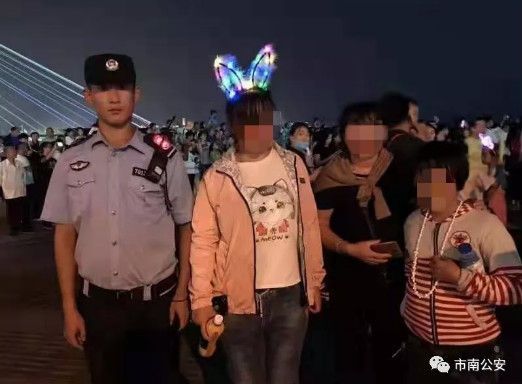 出来游玩跟家人走散 市南民警帮一家人团圆获赞