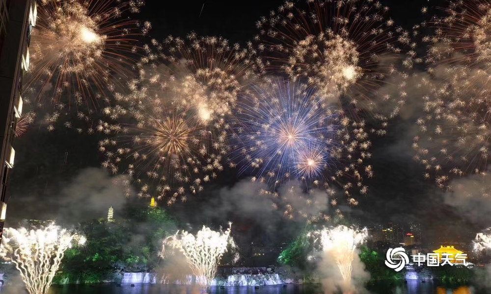 柳州：绚丽烟花迎接水上狂欢节开幕