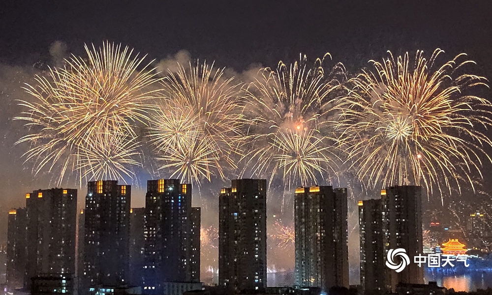 柳州：绚丽烟花迎接水上狂欢节开幕