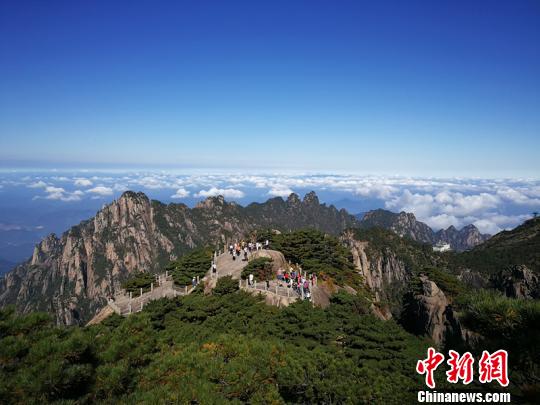 10月2日，黄山天空碧蓝，云海景观令游客惊喜不已。　李金刚 摄