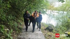 外出游玩脚踝扭伤阿坝民警既当暖男又